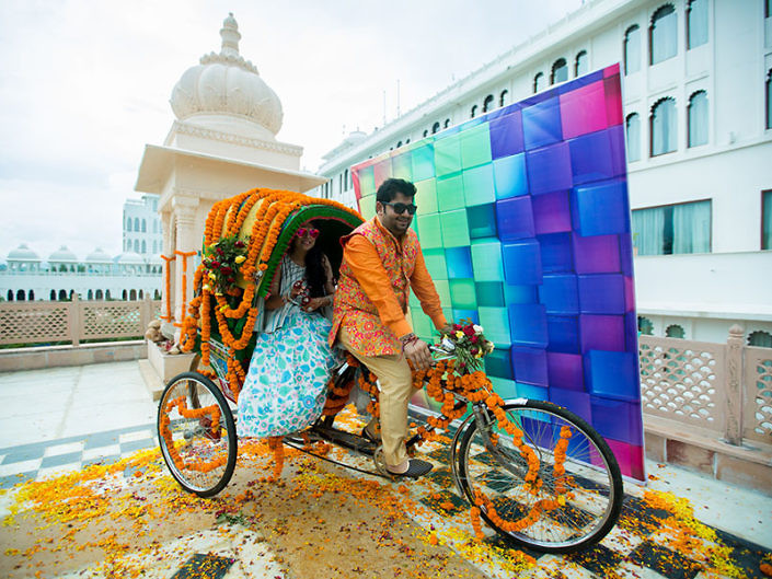 A couple's candid Photography at Rickshaw in Udaipur - Picsurely