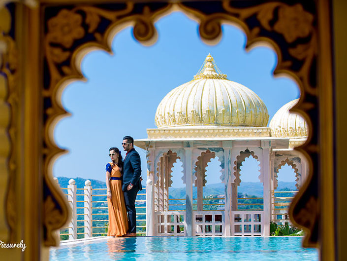 Couple's Beautiful pre-wedding photos in Udaipur Fort