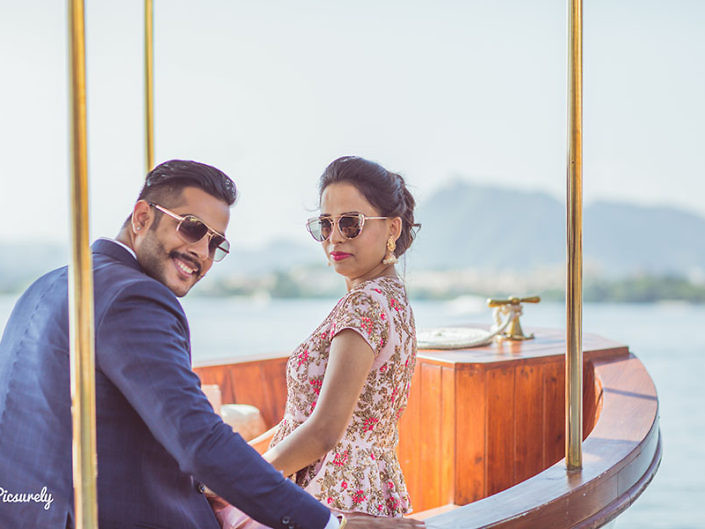 Couple's pre-wedding photos at boat in Udaipur - Piscurely